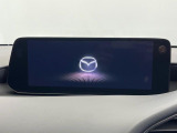 【8.8インチマツダコネクト】車内の雰囲気にマッチした大型のディスプレイ。スマホ接続でのナビ使用やBluetooth再生等、様々な機能が楽しめます。直感的なダイヤル操作が可能で、使い勝手も良好です。