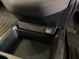 ナビゲーション用の外部入力可能なUSB端子がついており、周辺には物が置けるトレーがついています。