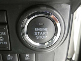 【プッシュスタート】スマートキーを携帯して、ブレーキを踏みながらスタートスイッチを押すだけでエンジンがかけられます。