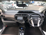 シンプルながら機能性溢れる運転席廻りです。視界性もよく、運転しやすいですよ。