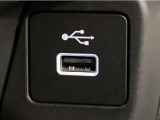 【USBポート】USBポートも装備されています♪スマートフォンのオーディオに連携も可能です。今や欠かせない装備の一つです!
