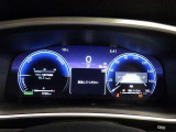 とっても見やすいメーターです。夜間時はラグジュアリーな気分にさせてくれる照明が魅力ですので、夜のドライブも楽しみになりますよ♪