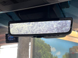 【デジタルインナーミラー】後席の大きな荷物や同乗者で後方が確認しづらい時でも安心!カメラが撮影した車両後方の映像をルームミラー内に表示。クリアな視界で状況の確認が可能です!