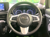 インテリアに合わせたデザインのステアリングは、運転される方のことも考え、運転しやすい形状、大きさです。是非一度、実際に触ってお確かめください。