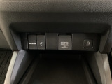 アクセサリーソケットはUSBのアダプターなどをつければ、スマホの充電にも使えます。横にはナビゲーション用の外部入力可能なUSB端子などがついており、周辺には物が置けるボックスがついています。
