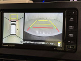 パノラミックビューモニターを装備。駐車場や交差点でクルマを真上から見るように周囲を確認できます。機能の詳細は販売店スタッフまでおたずねください。