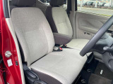 アームレストのついた広いベンチシート☆ゆったりと運転することができます♪
