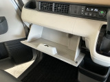 【グローブボックス】収納スペースが沢山あるので車内が散らからずに助かります。ちょっとした物を入れるのにいいですね♪