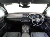 ZR-Vの開放的な前方視界。視界広々で非常に運転しやすくロングドライブでも疲れを感じさせないすっきりとまとまったインパネ周りです。またBOSEサウンドシステムにより、上質な音響を全席で味わえます。