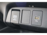 USBオーディオ用ソケットがついていますので携帯電話などを接続すれば音楽等の再生が可能です!充電用ソケットもございます!
