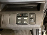 両側電動スライドドア。。荷物で手が塞がる時など簡単にドアの開閉が出来ます。何より力いらずで開閉OK。女性やお年寄りにも優しい。電動機能はOFFにもできますから元気なお子様の駆け出しも安心。