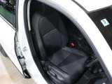 程よい硬さとホールド性が高いシートで長時間運転も快適です。