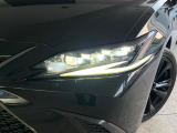 【三眼LEDヘッドライト】スタイリッシュな見た目の三眼LEDヘッドライトを装備♪スタイルだけでなく、夜間の走行も視界良好で安心してお乗りいただけます。