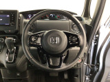 運転にかかわる様々な操作を安全に行えるように視点移動が少なく操作性に配慮されたスイッチ類が凝縮されたコクピットです。