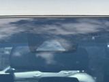 【プリクラッシュセーフティ】前方の車両等を検知し、衝突しそうな時は警報で注意を促し、ブレーキを踏む力をサポート。ブレーキを踏めなかった場合は衝突被害軽減ブレーキが作動、衝突回避をサポートします。