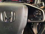 ハンドルにHondaセンシング系のクルーズコントロールやレーンキープアシストなどの操作スイッチが装備されています。ハンドルから手を離さず安全に操作できます。