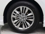 純正アルミホイールは精度が高く、走行の安定性が優れています。タイヤサイズ225/60R18
