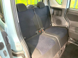 後部座席も気になるようなキズ・汚れやへたり等、大きなダメージはなく、良好な状態です。