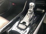 操作しやすいATシフトです。 シフトチェンジを気にしなくていいので運転だけに集中できますね。 自然と手に届くところにある、手になじむ形状のシフトノブがいいですね。