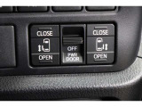 スライドドアの開閉は、ドアハンドルはもちろん運転席からのスイッチ操作でも可能です。お子様の送迎時の乗り降りも一段と楽になります。