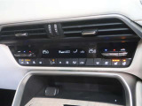 運転席・助手席にはシートヒーターを、またステアリングにもヒーターを内蔵。寒季節にも安全で快適な操作をサポートします。