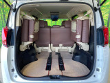 後席を格納すると、これだけの広さが!シーンに合わせたシートアレンジで、大きな荷物も積むことが出来ます♪