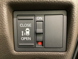 左側電動スライドドアは運転席からでも操作ができるように、ハンドル付近に開閉の操作スイッチが付いています。