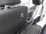助手席シートバックの荷物フック。手荷物をサッとかけたり、車内の置き傘や、ボックスティッシュの吊るし収納としても便利にお使いいただけます。