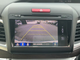後退時に車両の後ろ側をモニター画面に表示します。車庫入れが苦手な人もこれで安心♪