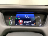 デジタル表示のスピードメーターとタコメーター、燃費やオドメーターなどの表示の他に、ホンダセンシング機能などの表示もできる多機能なマルチインフォメーション・ディスプレイです。