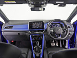 シンプルなデザインで視認性の高いインパネです。スイッチ類も大きく運転しながらの操作性も高い造りとなっています。