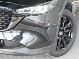 【フロント パーキングセンサー】バンパーに付いたセンサーが障害物を検知。一定の距離に近づくとアラートで教えてくれます。狭い駐車スペースや車庫入れ時も安心です。