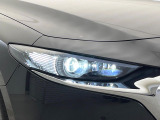 【LEDヘッドライト】悪天候や夜間走行時も良好な視界を確保し安心して運転できる高輝度LEDヘッドライトを装備!点灯速度が早く、消費電力も抑えられています。