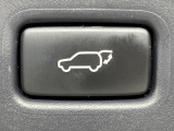 【パワーバックドア】スマートキーや運転席のボタンを押すだけでリアゲートが自動で開閉します!荷物を持っている時や、高い位置にあるバックドアを閉める際に便利な機能です♪