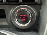 エンジンスタートボタンです。キーが車内にあれば、エンジンの始動・停止はブレーキを踏んでスイッチを押すだけ!キーを取り出す手間を省き、ワンプッシュでエンジンを操作するので簡単でスムーズです。