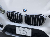 左右のキドニー・グリルの中心にはBMWのエンブレムが鎮座し、個性を放つデザイン性を兼ね備えました。