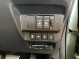 パワースライドドアの開閉はスマートキーのリモコンやドアノブは勿論、運転席側のスイッチ操作でも開閉ができ、安全・簡単です。