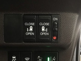 【両側パワースライドドア】両側がパワースライドドアになっており、運転席のスイッチやスマートキーでも開閉が可能です!開口部も広いので乗り降りも楽々♪