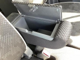アームレストは、小物入れが付いてます。