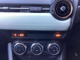 オート式エアコンは操作性が良好です。運転席と助手席にはシートヒーターが装備されており、座面と背もたれをすばやく温め、寒い時期にも快適な運転環境を提供します。