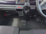 インパネシフトレバーなので足元広々していて気持ちいいですよ
