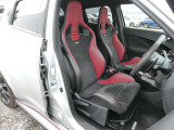 ニスモRS専用RECARO(レカロ)製スポーツシートです。
