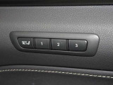 運転席には体格に合わせて最適なドライビングポジションをメモリーする機能があります。