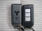 ◆スマートキー◆カギをバッグやポケットに入れたままでもドアロックの開閉ができる『スマートキー』付き!雨天や暗くなってもカギを取り出す必要がなくドアの開錠&エンジンも始動できます