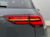 LEDテールランプ(ダイナミックターンインジケーター付き)特徴的な配光パターンによって後続車からの視認性が高まり、万一の追突の危険性を軽減します。