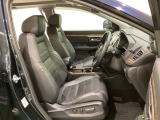 運転席は8WAYの電動パワーシートになっています。電動で前後のスライドやシートハイト、背もたれのリクライニングの調節ができ、微調整もききますのでお好みのシート位置に合わせることができます。
