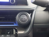 【スマートキー】を車の中に持ち込んでブレーキを踏みボタンを押すとだけでエンジンスタート!キーを取り出し刺したり・回したりが無くとても便利です☆