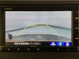 【バックカメラ】運転が苦手な方も車庫入れラクラクです!ギアをリバースに入れれば自動的に切り換わりますので、面倒な操作は不要です♪狭い駐車場もお車を傷つけず安心ですね!