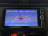 バックモニター付きです。車の後方に小型カメラが付いており、バックする際の後方の様子をモニター上に表示します。