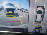 パノラミックビューモニター&バックモニター♪車両の前後左右に搭載した4つのカメラの映像を合成し、車を真上から見ているような映像を表示♪
